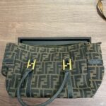 フェンディのズッカ柄トートバッグの写真。蒔田店の査定台の上に置かれている状態。