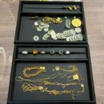 「伊勢佐木モールで遺品整理として持ち込まれた K18ネックレス・ブレスレット・指輪・金貨・古銭など大量の貴金属の査定写真」