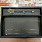 金とプラチナのアクセサリーをまとめて並べた写真｜高価買取 かいとり本舗 蒔田店