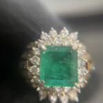 Pt900台にエメラルド（スクエアカット）と周囲にダイヤを配したエメラルドダイヤリングの接写写真（高価買取 かいとり本舗 蒔田店）