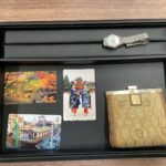 蒔田店で買取したテレホンカードと財布、腕時計の写真。