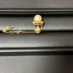 K18製パールとダイヤモンドが付いたカフスを撮影した写真｜高価買取 かいとり本舗 蒔田店