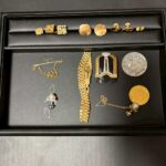 alt="伊勢佐木モール本店で査定したK18喜平ネックレスや金のアクセサリーがトレーに並んでいる様子"