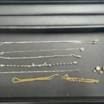 伊勢佐木モール本店で査定したK18とPt900のアクセサリーが並んでいる写真