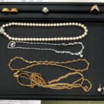 蒔田店で買取した金・プラチナ・ダイヤ・パールなど貴金属をまとめて並べた買取実績写真