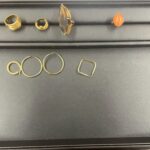 蒔田店で買取した18金・プラチナなどの貴金属アクセサリー。切れたネックレスや変形リングも高価査定。