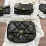 白い不織布の上に置かれた黒いシャネルのバッグ複数点。キルティング（マトラッセ）やチェーン金具などが見える。ブランドバッグの買取実績紹介用の写真。