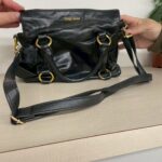 miu miu（ミュウミュウ）のブラックレザーバッグ。ゴールド金具付き2WAY仕様のブランドバッグを蒔田店で買取。