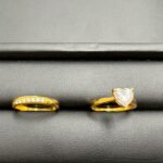 無刻印のリング2点の写真。左は小粒ダイヤが並ぶリング、右はハート型ストーン付きリング。貴金属買取の実績紹介（伊勢佐木）。