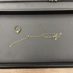 蒔田店で買取した金リングと金ネックレスの貴金属買取実績写真。相場高騰中の金・プラチナ製品。